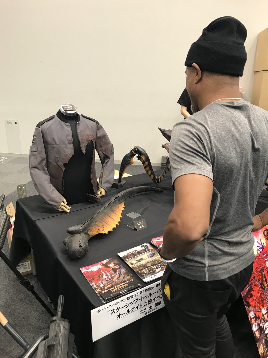 スターシップ トゥルーパーズ 最新作公式 スターシップ トゥルーパーズ レッドプラネット ハリコン No 13 展示ブースで ウォーキング デッド 出演のセス ギリアム氏が第1作目出演時のジャケットとご対面 まさか日本で出会うとは思わなかったよ スターシップ トゥルーパーズ 最新作公式 スターシップ トゥルーパーズ レッドプラネット ハリコン No 13 展示ブースで ウォーキング デッド 出演のセス ギリアム氏が第1作目出演時のジャケットとご対面 まさか日本で出会うとは思わなかったよ