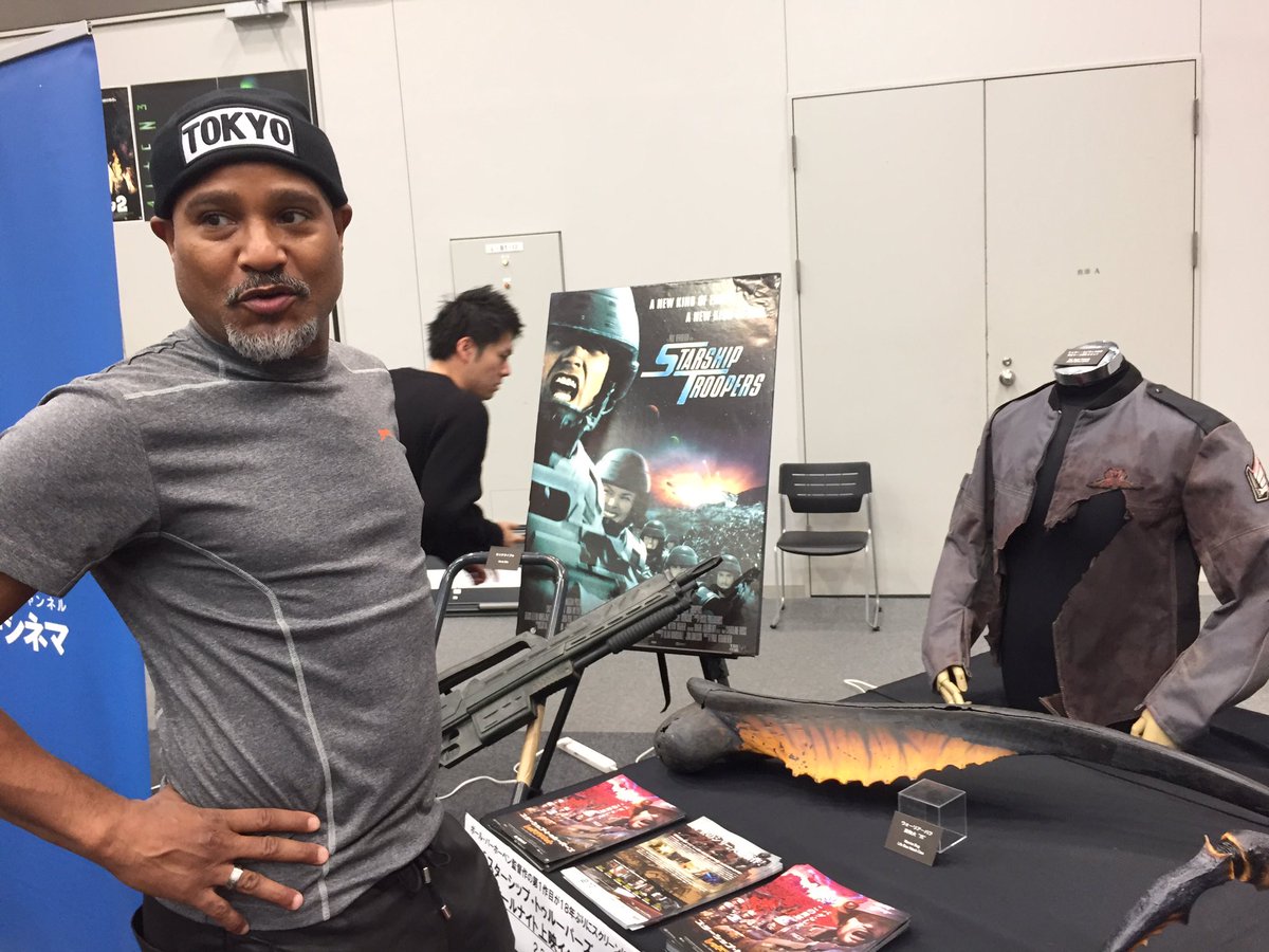 Macleod マクラウド ハリコン会場 ウォーキングデッドの神父 セス ギリアムさん まさかの自分が着てたスターシップトゥルーパーズの衣装に出会い感激 これ今日のハイライトだな Macleod マクラウド ハリコン会場 ウォーキングデッドの神父 セス ギリアムさん まさかの自分が着てたスターシップトゥルーパーズの衣装に出会い感激 これ今日のハイライトだな