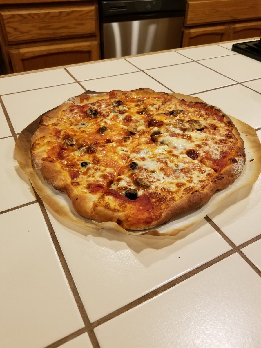 TommyHanusa's tweet image. RT if cheese and black olives is your topping.
#pizza
#toppings
#pizzarchy 
#pizzaperfect
#delicious 
#OliveYou
#AnotherOneBitesTheCrust