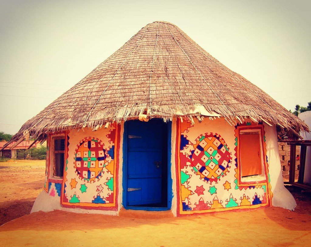 nadiya_you's tweet photo. この地方の伝統的な家。
#india #kutch #khavad #travel #travellife #traveltheworld #travelphotography #travelstagram #aroundtheworld #beautifuldestination #wounderful #house #life #インド #カッチ #家 #旅 #旅したくなるフォト #海外生活 #海外 #風景 https://t.co/MVWl5IpC2g https://t.co/hfSSUrbrmn