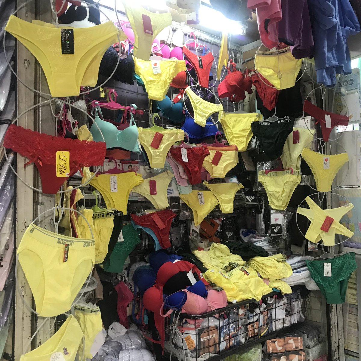 ひとりっp Twitterissa ペルーでは新年に黄色いものを身につけると幸運を呼び込めると言われていて 中でも黄色い下着 新品 は最強らしいです というわけで街中あちこちでこんな光景が