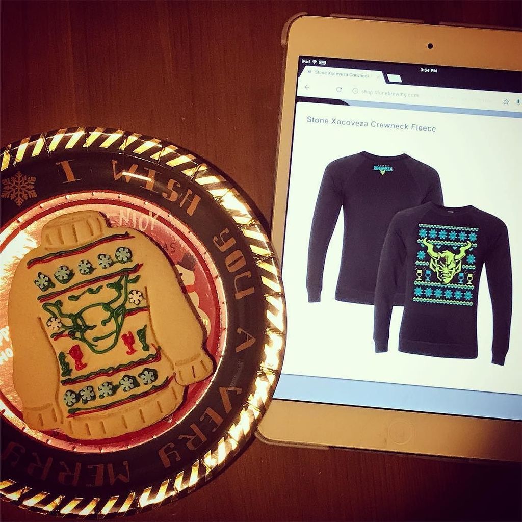 Drink_With_US's tweet photo. #UglySweaterCookie #MasterPiece  #IDidMyBest 
#アグリーセータークッキー #アグリーセーター #匠の技w #結構頑張った #結果がこちらになります 
#Xocoveza #StoneBrewing #CraftBeer #Beer
#ショコベーザ #ストーンブリューイング #クラフトビール #ビール https://t.co/MnFsQWMuPz https://t.co/zxrug7qFky
