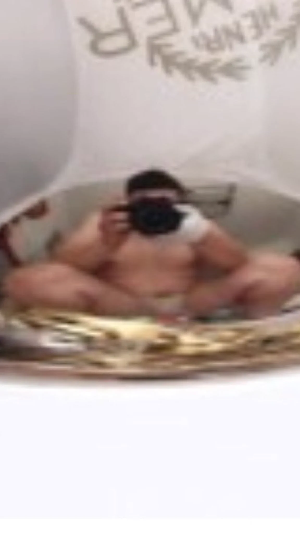 出品者の方は気をつけて。オークションに出したサックスに反射して写っていますよ。