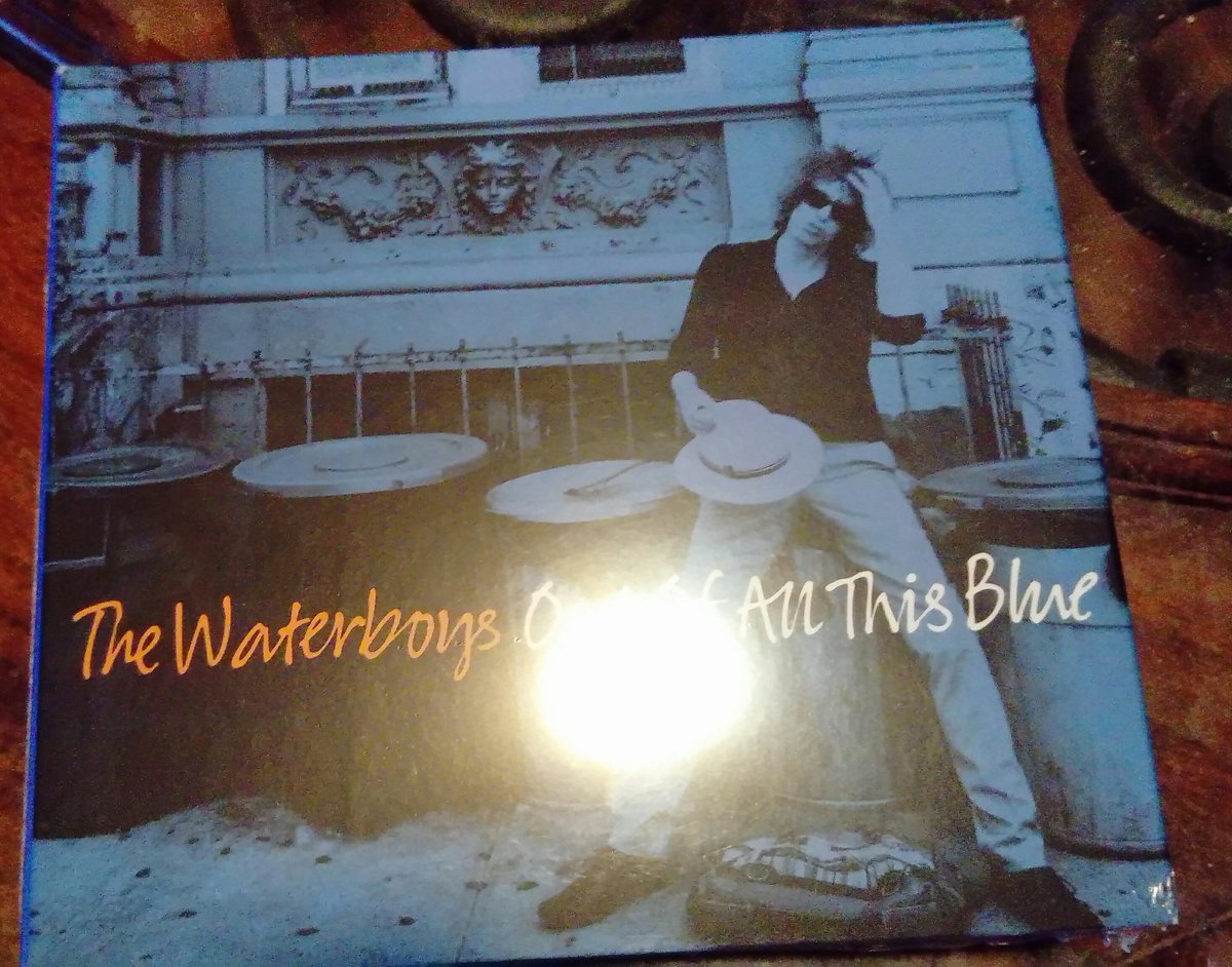 Casi 30 años escuchándoles... Así que estas navidades no podían faltar en mi discoteca 🎶 @The_Waterboys @WaterboysAS #TheWaterboys #OutOfAllThisBlue