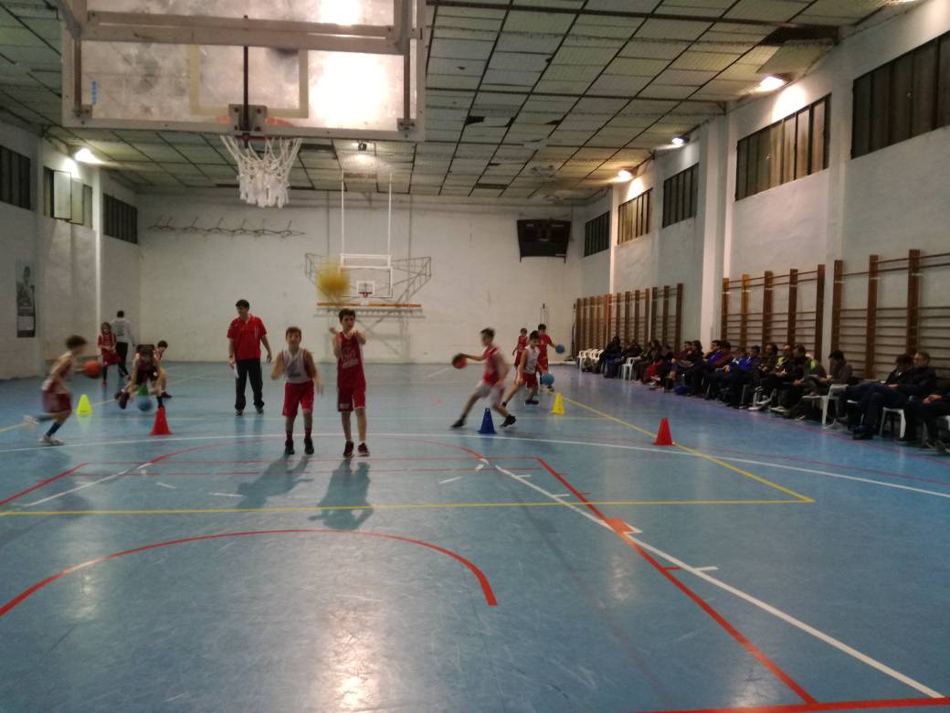 Gran xerrada de Toni Cañada sobre la Estructura d´un entrenament de Mini. Moltes idees per aprofitar en els nostres entrenaments. Moltes gràcies a tots els components del C.B.Marcelina Benifaió que ens van ajudar ahir.
Seguim fent bàsquet!!! #EsforçiConstancia #goMV #fbcv