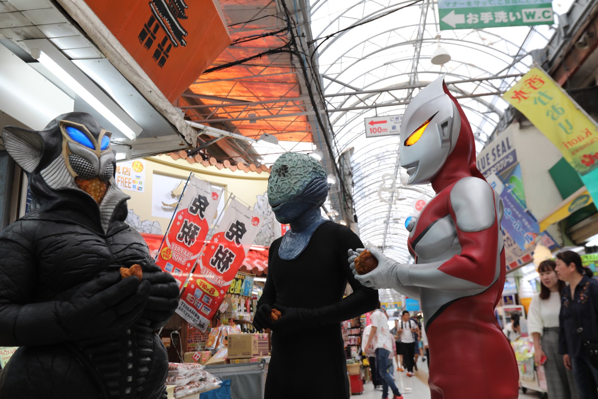 Twitter 上的 ウルトラ怪獣散歩 公式 年の瀬の地上波 関東エリア に久々の登場です ウルトラ怪獣散歩沖縄編 今日深夜３時５分から 目付きも靴先もエッジの効いたあのスーパーヒーローが登場です フジテレビ 怪獣散歩 メフィラス星人 ノンマルト 東京