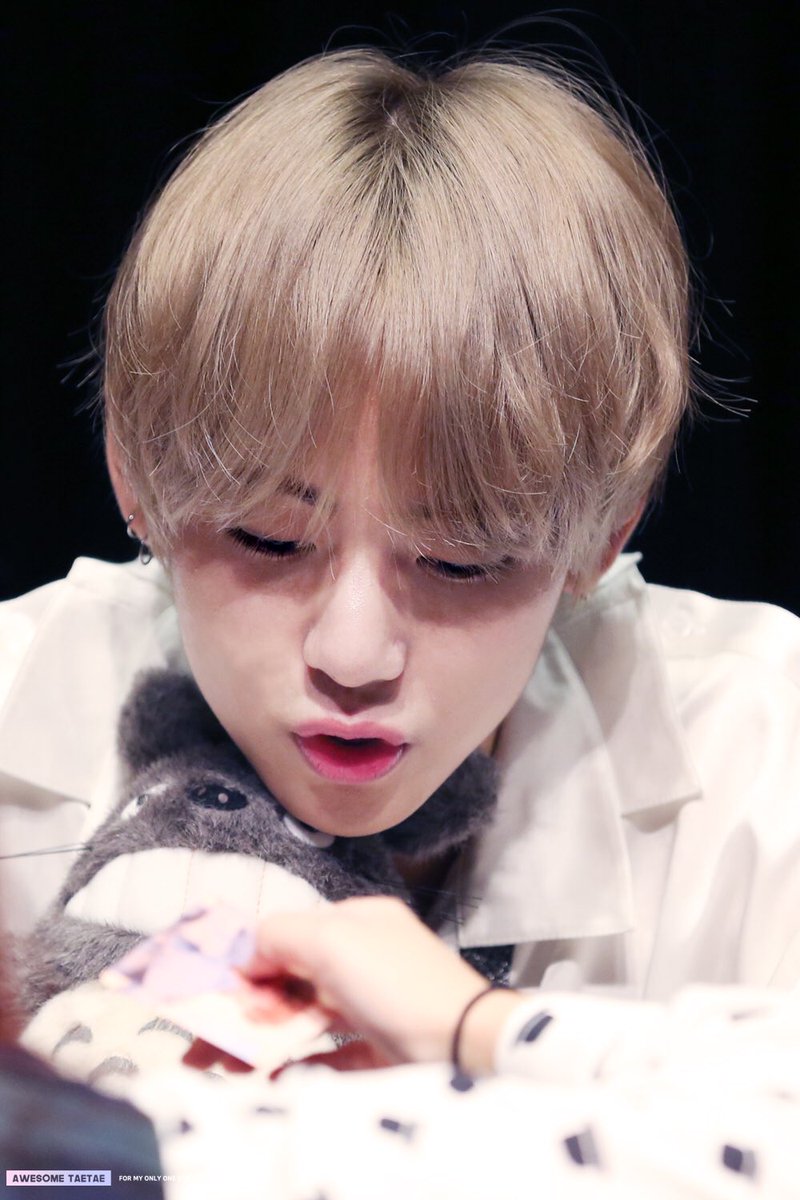 spreadlove25's tweet photo. Advance happy birthday champ❤❤❤❤❤❤
#fewmorehourstogo
#happytaeday https://t.co/JtSberJRhK
