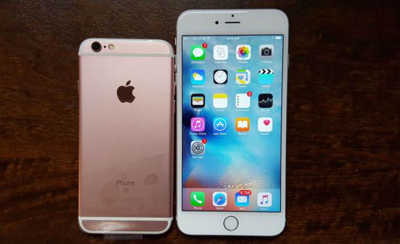 news24tvchannel's tweet photo. Apple says sorry for cheating iPhone users #iPhone #Applesorry #slowbattery #Applech https://t.co/hrngq2SaJi https://t.co/4R6opQSdry