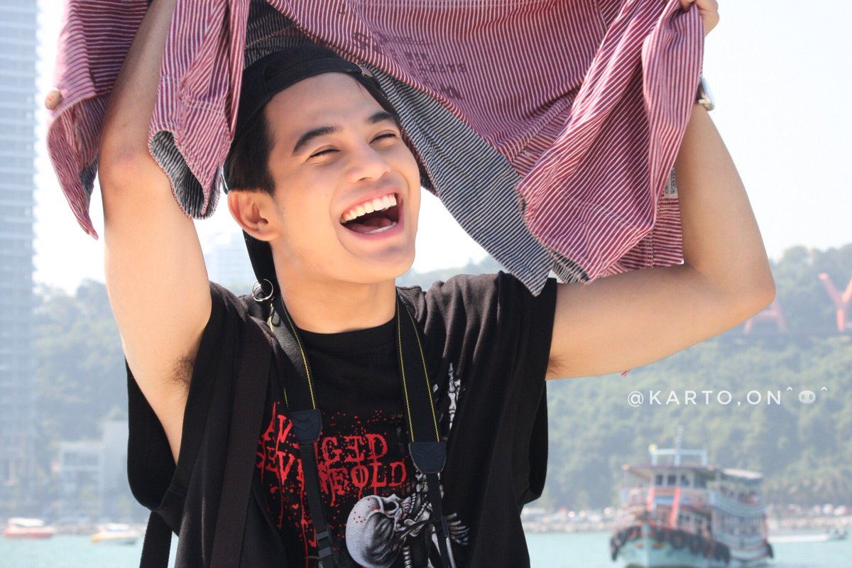 nananucwr's tweet photo. B: อร๊ายยยยยยยยย เขิลลลลลลล😳
แค่ให้โชว์วงแขนนิดหน่อยเอง ก้อเขิลล่ะ 555
#พ่อเด็กขี้เขิล #benzji
#fulloutingwithbenzji https://t.co/BvxvRrpJwn