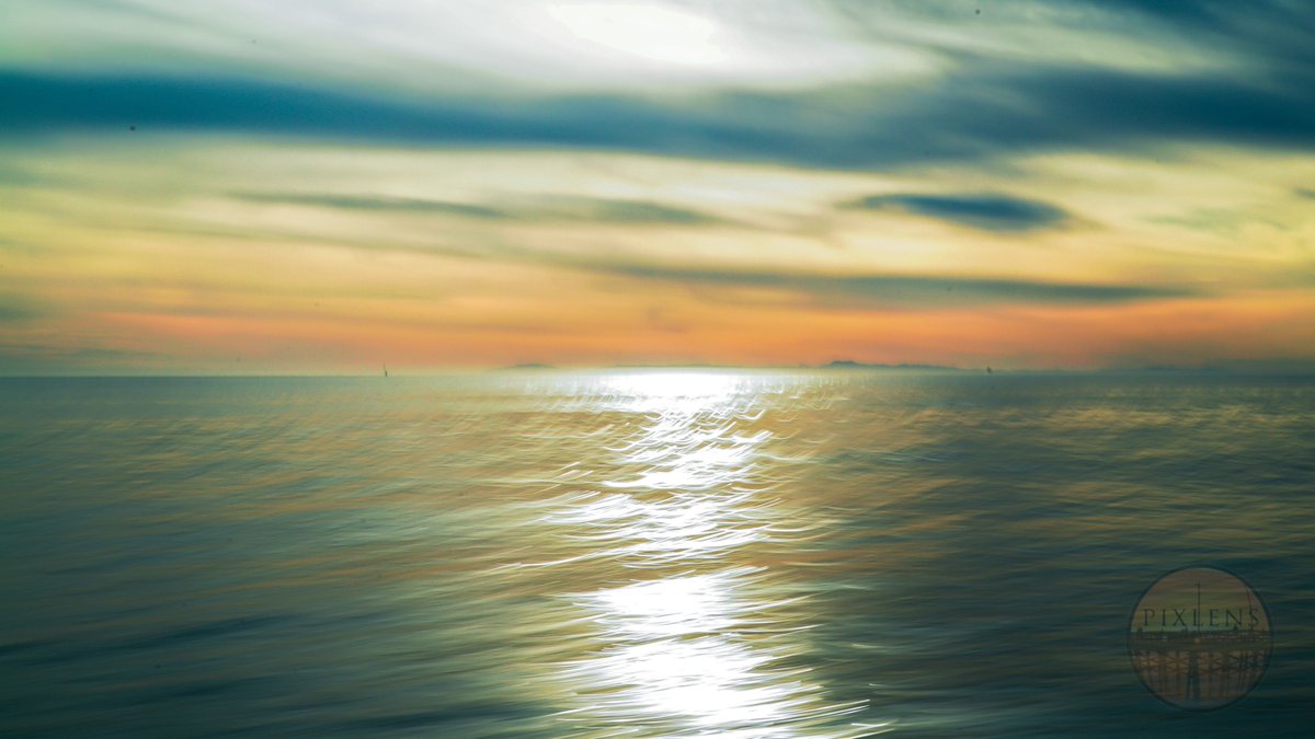 pixlens's tweet photo. Oily Newport sunset #newportbeach #orangecounty #sunset #sunsets #photography #sony #sonyalpha #sonyimages #Sonya6500 #beach #ocean https://t.co/t08arAffXs