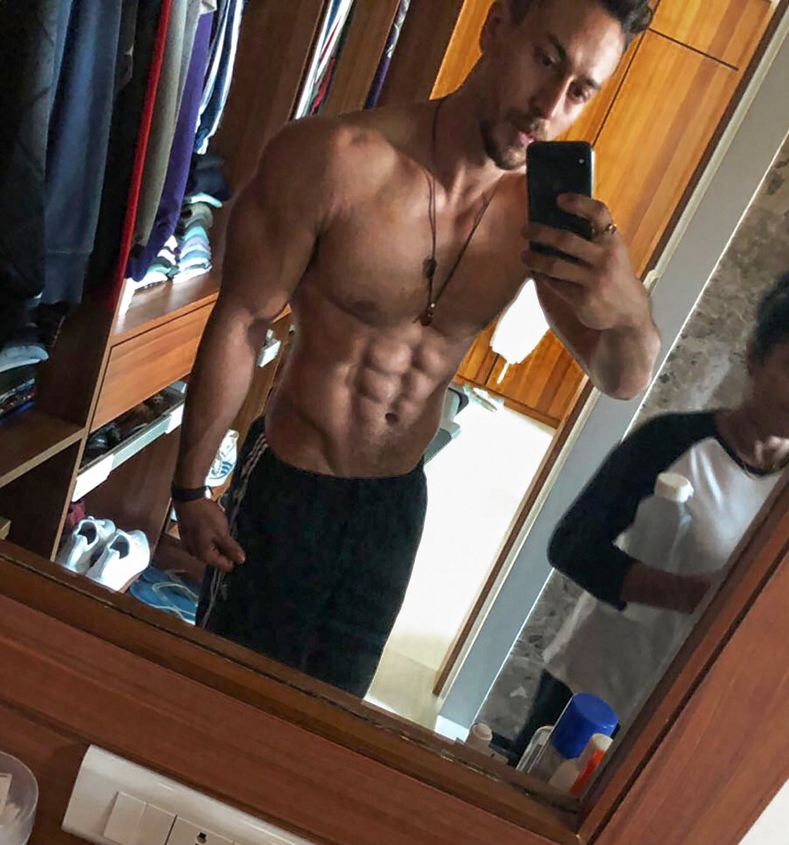 iTIGERSHROFF's tweet photo. I’ve been getting #photobombed a lot these days. #maidmadeitthistime https://t.co/YFXJf9CQhv