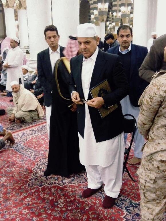 PakNewsNetwork_'s tweet photo. Chief Minister Punjab @CMShehbaz paid a visit to Roza-e-Rasool. The Chief Minister offered nawafil at the Roza-e-Rasool.
@PmlnMedia @MaryamNSharif https://t.co/oiiEDshfxv