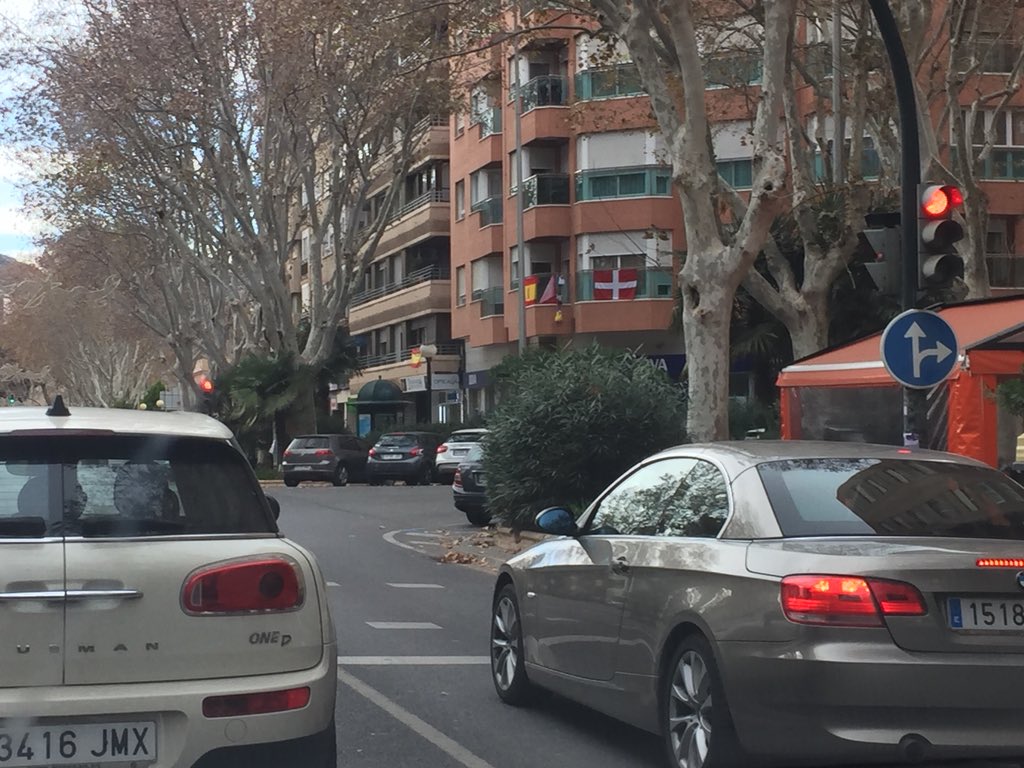 Santiagodelalam's tweet photo. Que alegría me da verlas 🇩🇰 luciendo estilosas, cargadas de verdad y justicia, junto con las de nuestra nación 🇪🇸 en los balcones de mi querida Cartagena.Cada vez somos más @PlataformaBipro @2esMas .Todo un orgullo ser Cartagenero y español, sin más apellidos ¡Adelante! https://t.co/zdzXdiCMKe