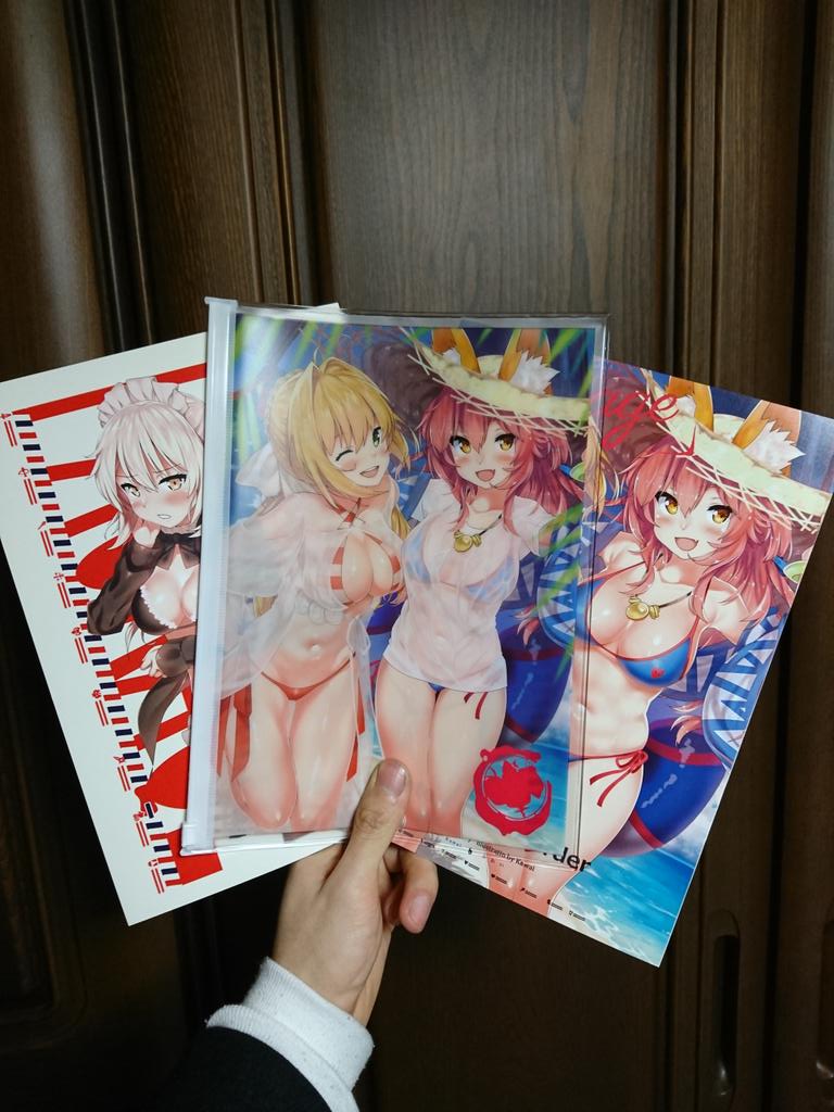 冬コミ本「package」、タマモ抱き枕カバー、メロンブックス にて販売始まりす🤗🤗🤗🤗
計56Pの新刊二冊とB5クリアポーチのセットになります❗
この一年間描いてきたFGOを全て詰め込みました📕💨  https://t.co/hEhogoMJQz 