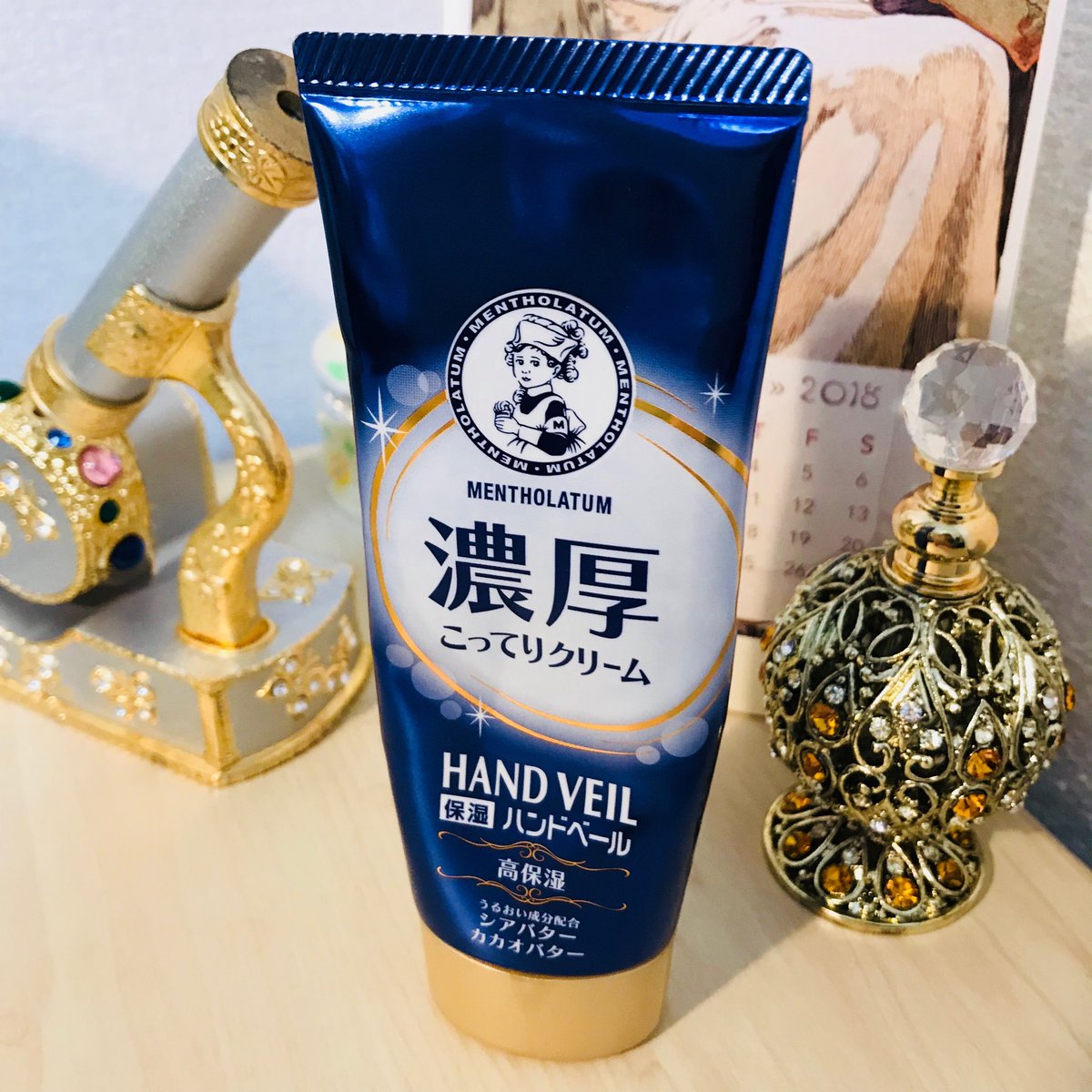 ihatomura's tweet photo. 安売りしてたから買ったんだけど、拾いもの！
シアバターみたいなやや硬めのテクスチャーなのに、めっちゃ伸びがいい！  でも、ベタつかない！
手の甲のガサガサがあっという間に治りました。しかも無香料。おススメです〜(*´ω`*)

#メンソレータム
#HANDVEIL
#濃厚こってりクリーム https://t.co/gDy2sQbeC9