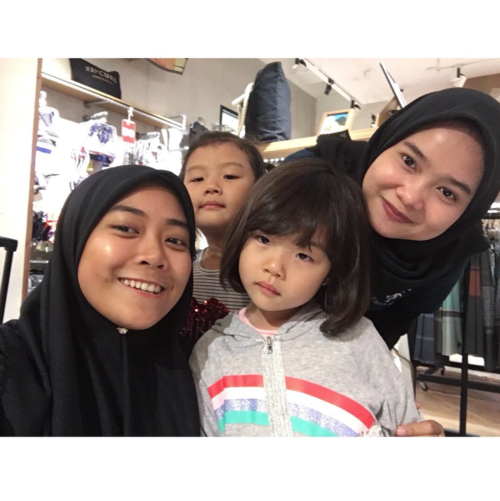sh4wani's tweet photo. I still can’t believe that I finally met them yesterday irl😭😭😭 they’re here! In Malaysia!!❤️❤️❤️ #seolasuadaebak #seola #sua #daebak #sian #jaeah #jaesi #fivesiblings #leedonggookfamily #TheReturnOfSuperman https://t.co/Vp2Kuykdd9
