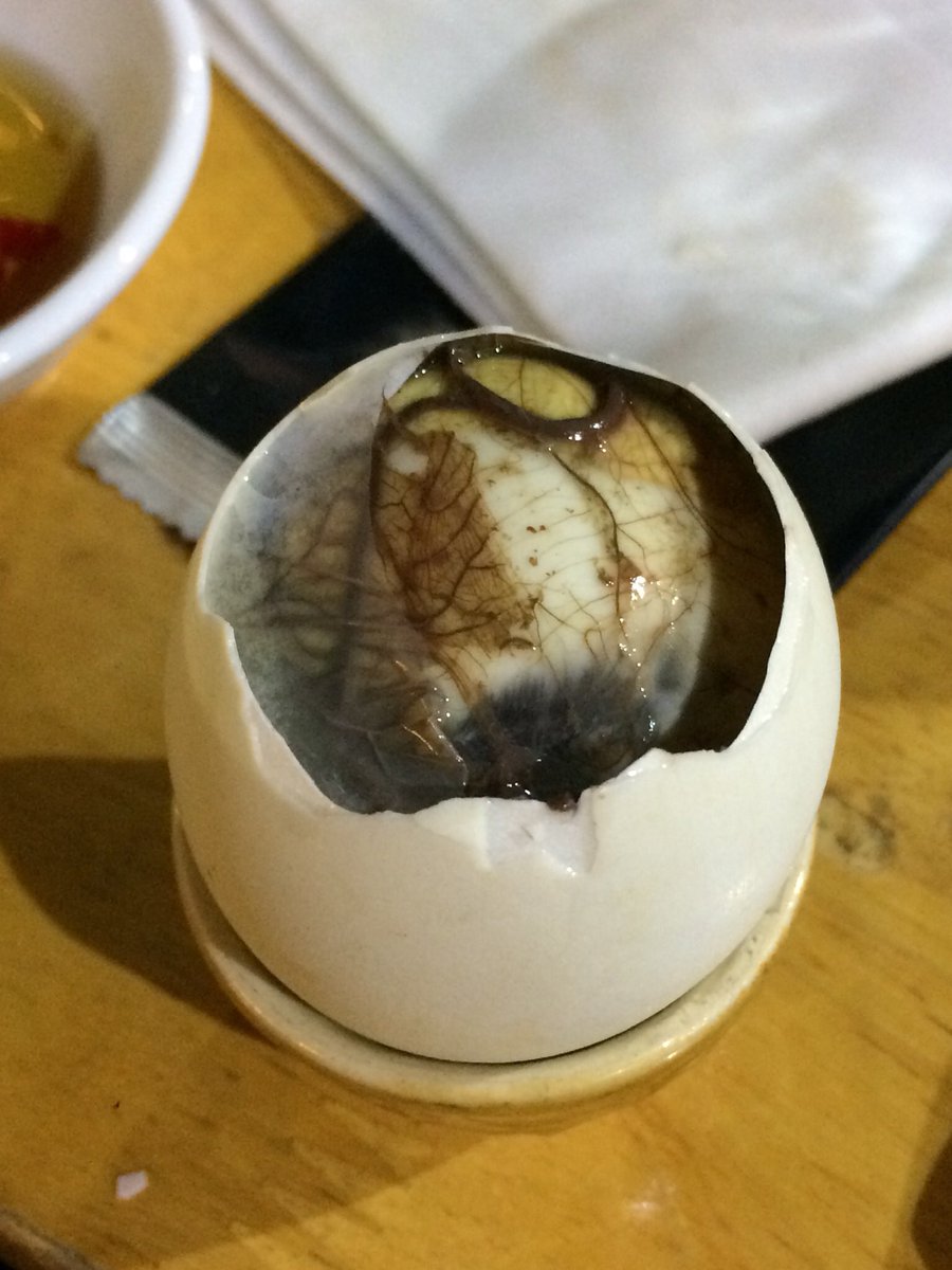 Ryota Ikeyama Vietnam 先日の飲み会にて 保護者にすすめられて ベトナム名物のホビロンを 割と東南アジアではポピュラーな食べ物 卵が孵化する前の こっち見てるよねー ベトナム 東南アジア ホーチミン