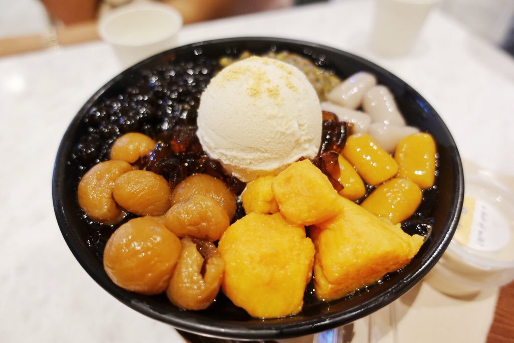supergibzz's tweet photo. ตอนนี้ชอบกิน QQ Dessert มากกว่า after you อีก ด้วยความที่มันเป็นธัญพืช น้ำเต้าหู้ น้ำลำใย เลยคิดว่ามันน่าจะอ้วนน้อยนะ กินดีไม่รู้สึกผิด ถึงแม้ว่าที่เราสั่งมันเป็นของอ้วนของแป้งทั้งหมดเลยก็ตาม #อร่อยไปแดก #aroiii https://t.co/vJYlPOlULJ