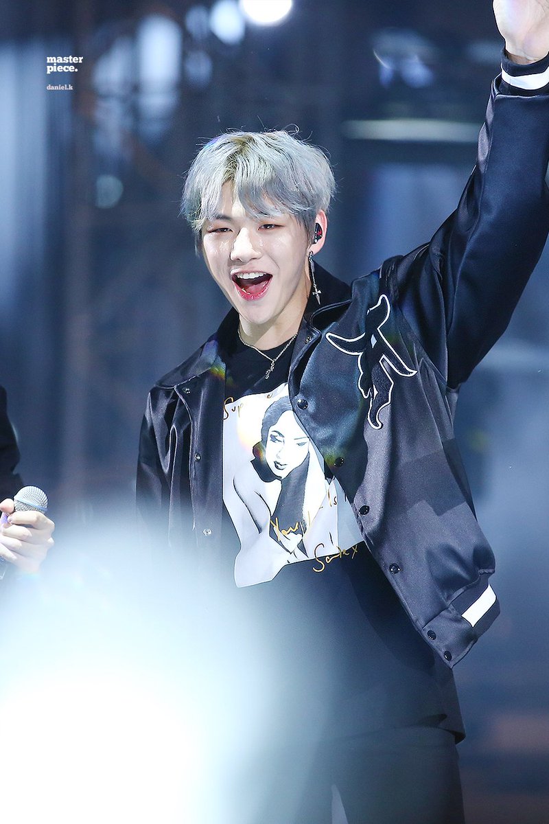 팬들을 10년만에 만난 친구마냥 인사해주는 세상에서 제일 커다랗고 작은 #강다니엘