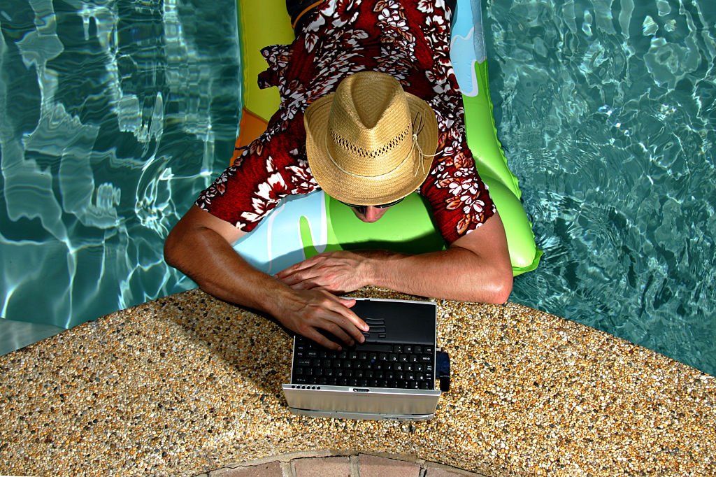 forbes_fr's tweet photo. Pourquoi les entrepreneurs français ne prennent (quasiment) pas de vacances ⤵️ https://t.co/ProN3F7yV2 https://t.co/V7e0cZDsV7