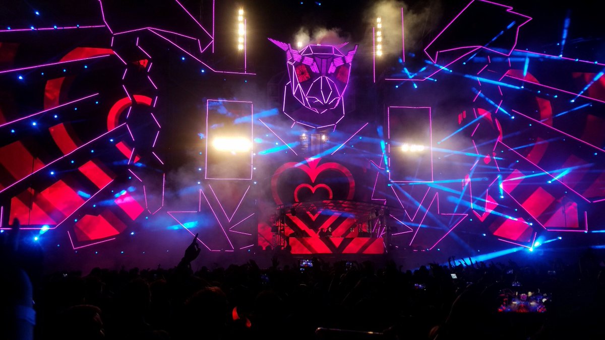 OfficialBakasos's tweet photo. HALLELULJA MOMENTS AT THE #dwp17 #DWP2017 FESTIVAL .
Miss the party <3 https://t.co/KvAmTn2bP5