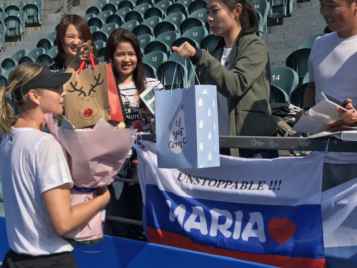 MariaSharapova's tweet photo. First practice in Shenzhen.... Hey #SharaFamilyChina 🙋🏼🇨🇳 https://t.co/dYZDwWVylL