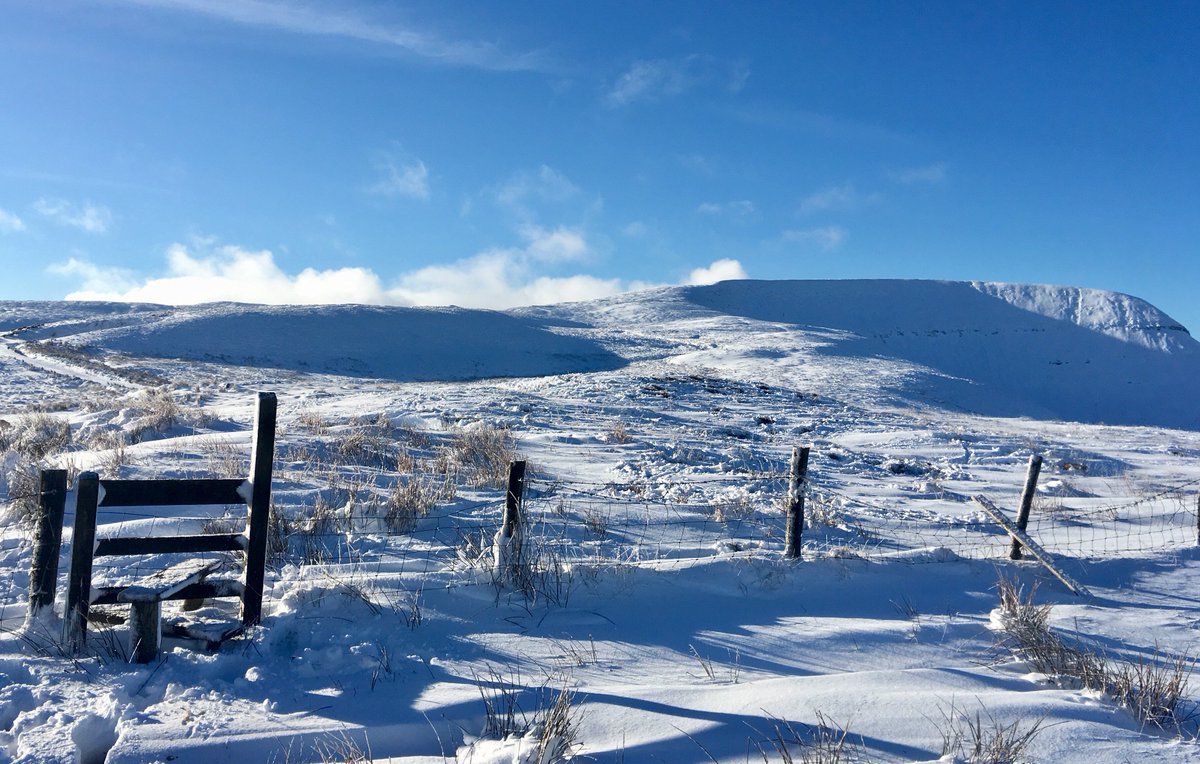 visitwales's tweet photo. Winter in the Brecon Beacons #FindYourEpic https://t.co/tI9ujeItZU