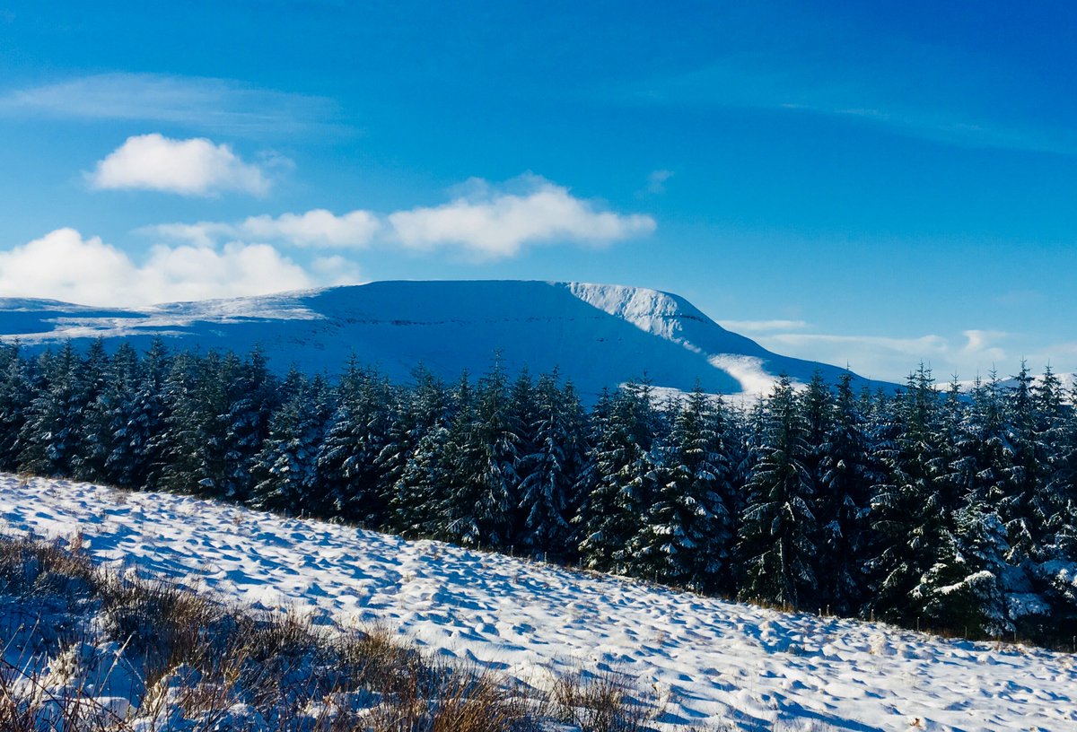visitwales's tweet photo. Winter in the Brecon Beacons #FindYourEpic https://t.co/tI9ujeItZU