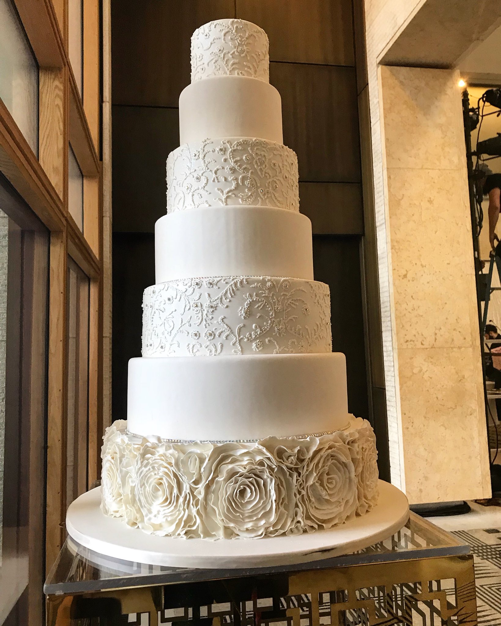 Sweet T S Bakeshop Twitterissa Gorgeous And Elegant 7 Tiered Wedding Cake With Bottom Tier Fondant Rosettes And Alternating Smooth White With Lace Detail Tiers Each Layer Trimmed In Crystal Elegantwedding Https T Co Nj4vhjcrlm