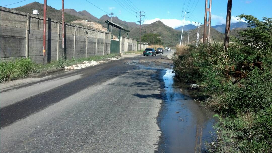 SairAlejandro2's tweet photo. @Castaneda_J10 @rafaellacava10 @LacavaesPSUV @lacavagana @CaraboboGB @PSUVCarabobo @PartidoPSUV @webnotitarde @N24_carabobo @coricastaneda10 Por favor alcalde, q pasa con esta calle, en guacara en la salida de ciudad alianza a la autopista, desde la bomba altamira, tiene enormes huecos dsde q comienza hasta q llegas a autopista, tiene meses asi y nada. Vamos adelante con #guacaratequiero https://t.co/wkntsHNZwA