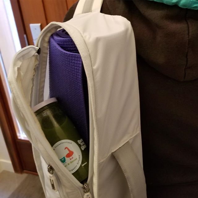 OwlAndGoose's tweet photo. After all the holiday feasting and drinking, a #yogaclass is in order. What better way to fuel your #postholidayworkout than a #greensmoothie #drinkyourgreens https://t.co/l9CDTQs2ub