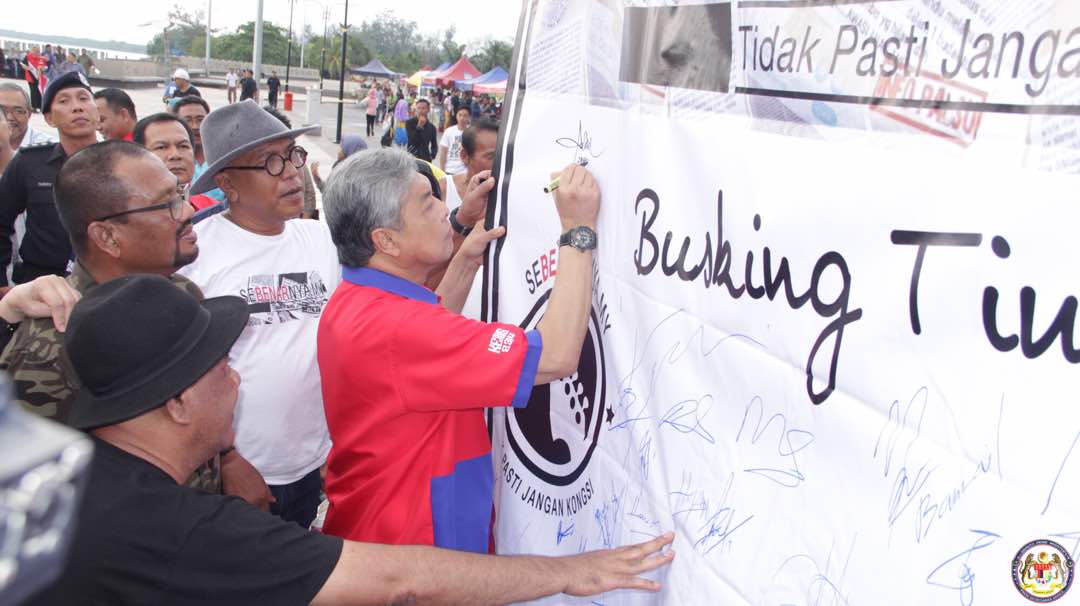 DrZahidHamidi's tweet photo. Bersama penduduk kampung menyaksikan Persembahan Hiburan Sepetang Bersama Rakyat di Dataran Jeti Bagan Datuk. https://t.co/3pke0v5NYm