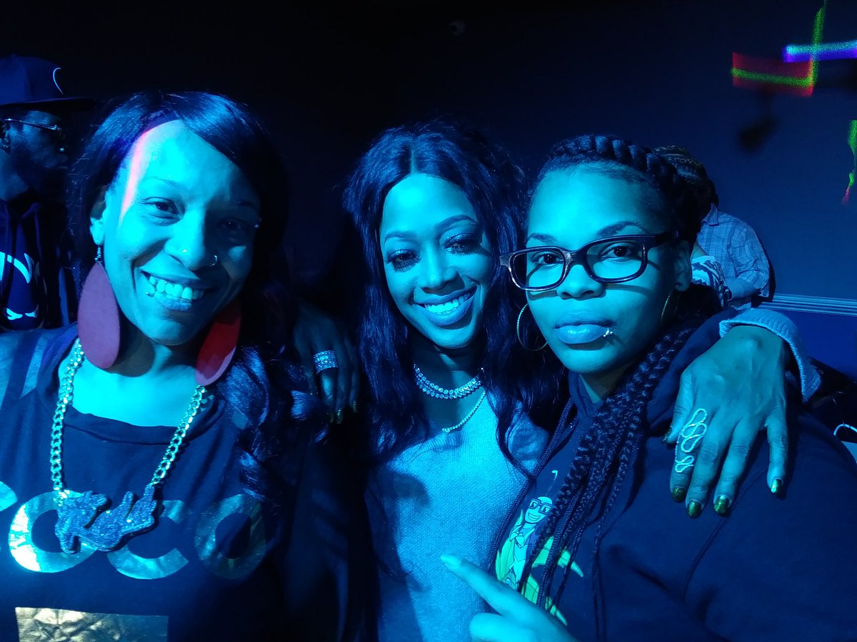 LadyRedd1773's tweet photo. @TRINArockstarr Love u girl.. So sweat and humble❤❤❤❤ thanks for this pic u took with me in Chicago https://t.co/CHIFe3l1Wz