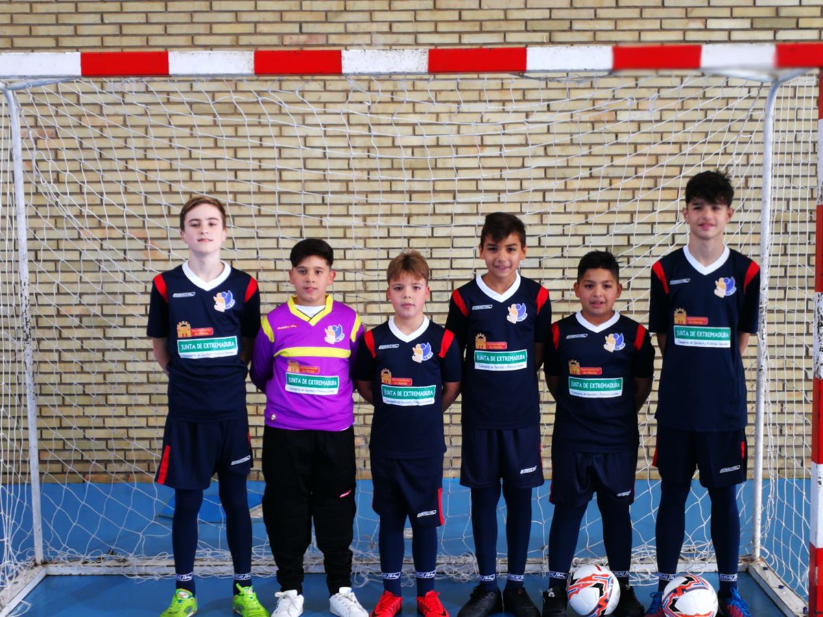ACDE_FairPlay's tweet photo. Seguimos transformando dificultades en posibilidades. Estrenamos equipaciones para seguir cumpliendo objetivos, sueños, con los chicos de la Barriada de San Lázaro. #máscerca #pasoapaso ¡Gracias @aragoli por el apoyo! #FelizAñoNuevo2018 https://t.co/HJ3pKKscoh