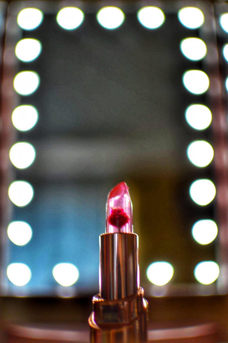 TracyXenigma's tweet photo. Not my Usual style of Photography but I’ve been playing around with my camera 📷 #nikonphotography #bokeh #makeup #makeupbrushes #lipstick #ledmirror #touchscreenmirror https://t.co/Eg67PzJf5G