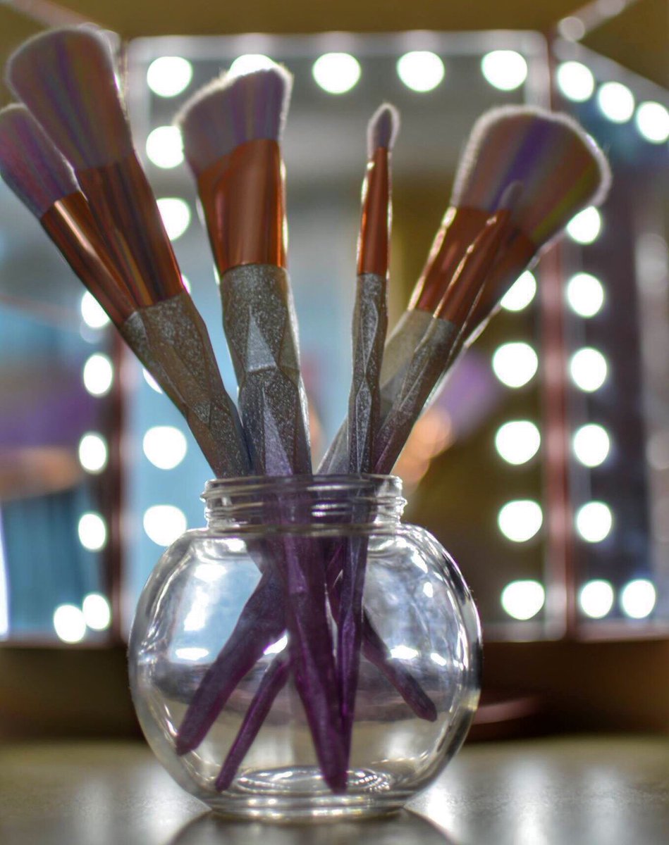 TracyXenigma's tweet photo. Not my Usual style of Photography but I’ve been playing around with my camera 📷 #nikonphotography #bokeh #makeup #makeupbrushes #lipstick #ledmirror #touchscreenmirror https://t.co/Eg67PzJf5G