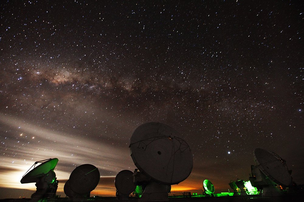 ALMAObs_esp's tweet photo. Señor @elonmusk si pasa por #SanPedrodeAtacama está súper invitado a venir al Observatorio ALMA📡📡 Bienvenido a #Chile Elon Musk. https://t.co/byV3DcprRU