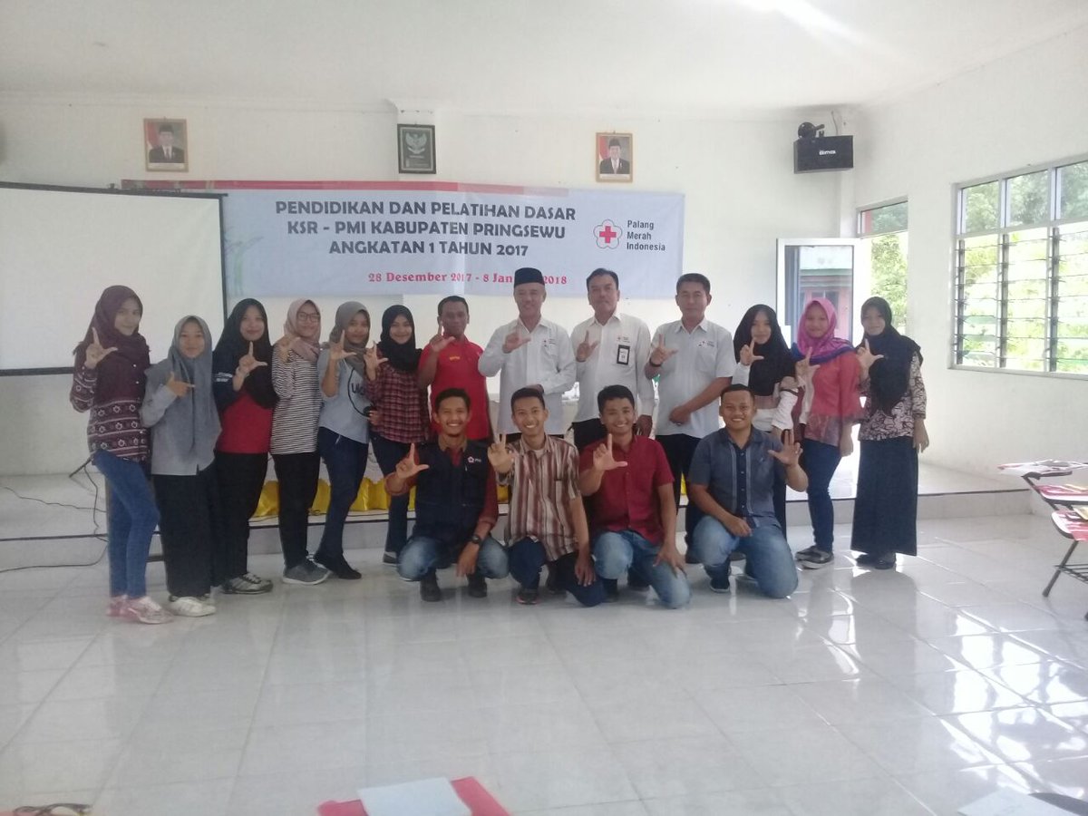pmipringsewu's tweet photo. Kunjungan Pengurus PMI Provinsi Lampung di Kegiatan Diklatsar KSR-PMI Kab. Pringsewu, hari Jum'at 29 Desember 2017 di Aula SMK Widya Yahya Gadingrejo, Pringsewu@palangmerah@pmilampung
#pmisiapbantu
#diklatsarksrpmipringsewu https://t.co/VqsUCwOSXx
