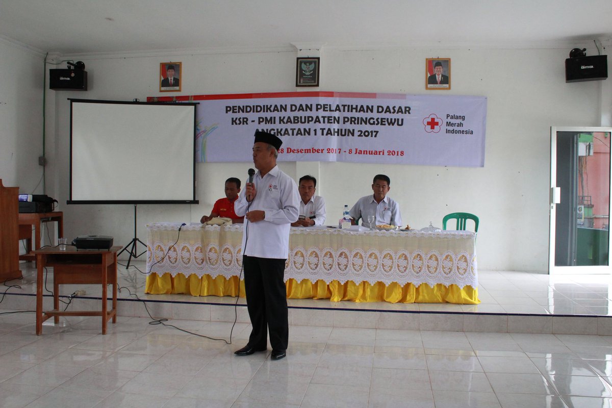 pmipringsewu's tweet photo. Kunjungan Pengurus PMI Provinsi Lampung di Kegiatan Diklatsar KSR-PMI Kab. Pringsewu, hari Jum'at 29 Desember 2017 di Aula SMK Widya Yahya Gadingrejo, Pringsewu@palangmerah@pmilampung
#pmisiapbantu
#diklatsarksrpmipringsewu https://t.co/VqsUCwOSXx