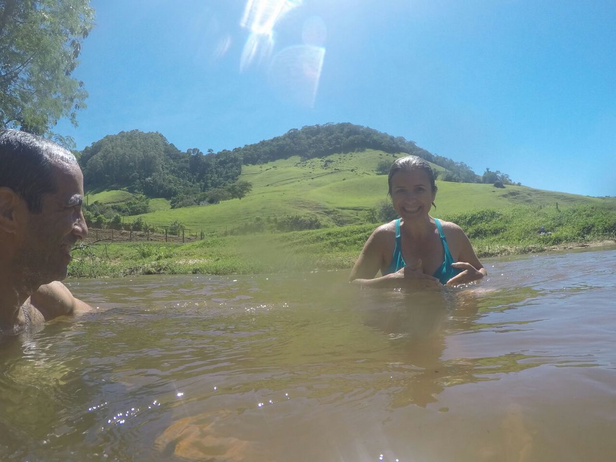 Banho no corguinho para relembrar a infância.