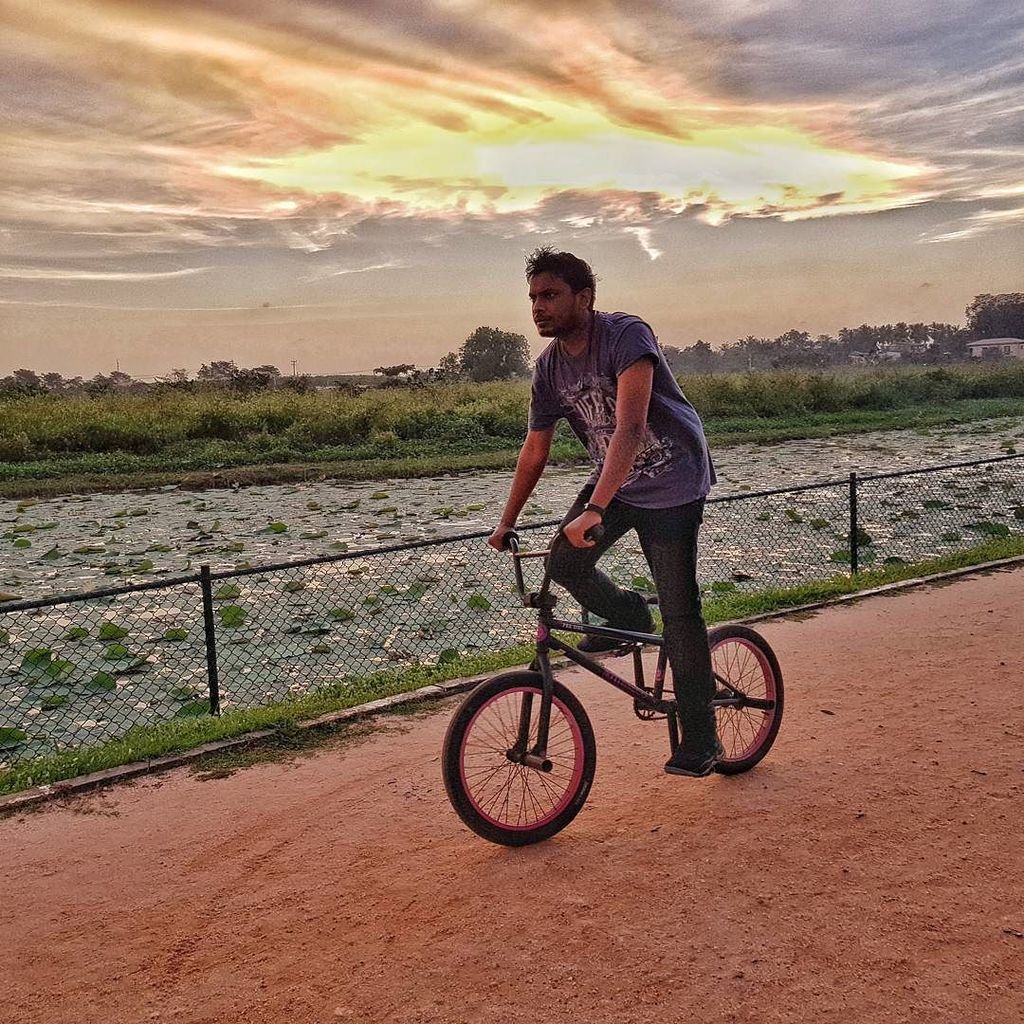 ChanuxBro's tweet photo. Work hard for your Dreams. But enjoy the Life, always.
Follow 🐧 @ChanuxBro for more Tech and Edu stuff.
🇱🇰 #ChanuxBro #BMX #colombo #srilanka #lk #work #hard #dreams #enjoy #bike #stunt #sinhala #geek #sky #park #chanux #note8 #photography #edited https://t.co/M64TpXjwRA https://t.co/bcjhtnKSwL