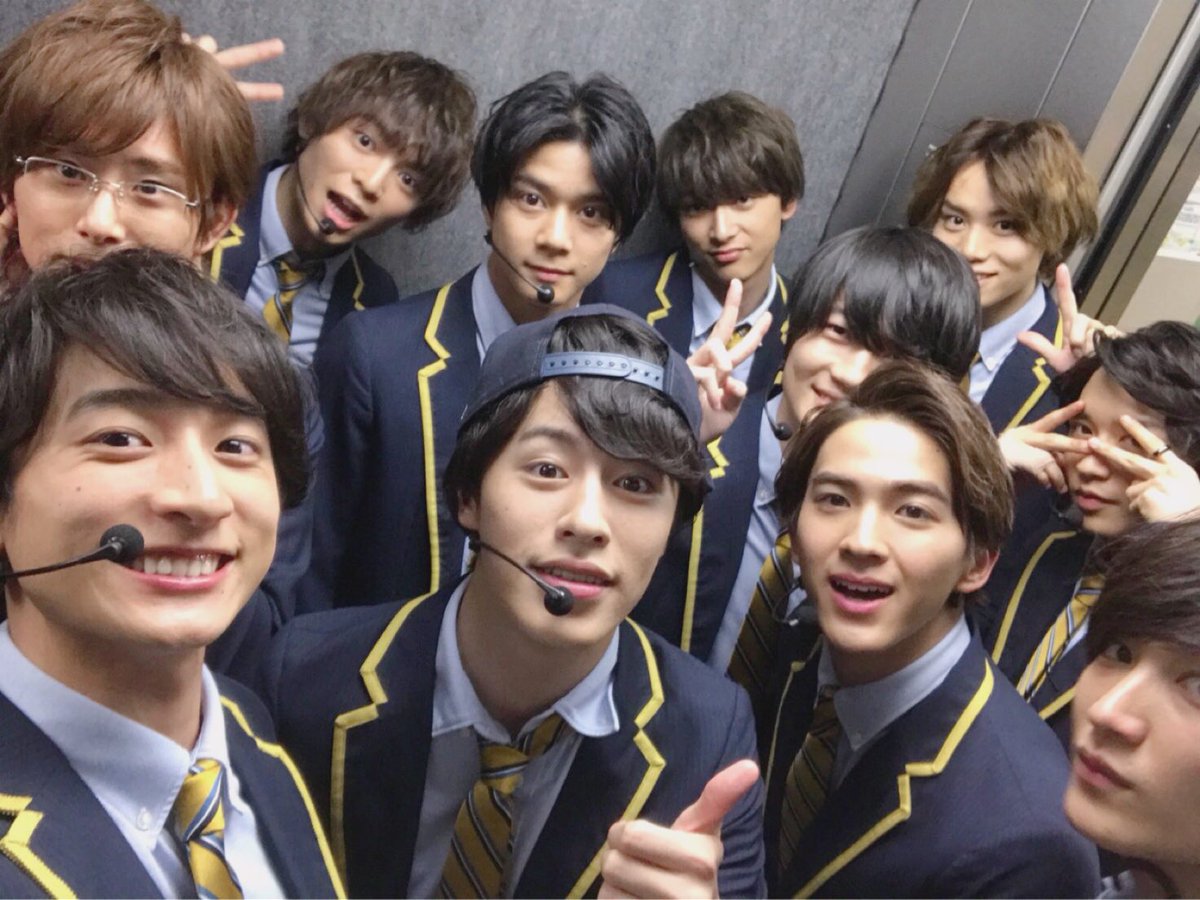 kamikisuki_ID's tweet photo. 27122017: #HFF2017 otsukaresama deshita！ 😍🎉🎊👏👏👏👏👏
#ハンサム2017 #神木隆之介 #吉沢亮 #松岡広大 https://t.co/dStzLKCttM