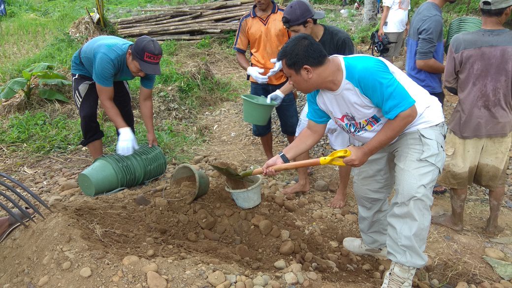 RelawanKampung's tweet photo. Gotong royong membangun jembatan di Desa Umbul Tanjung Kecamatan Cinangka Kabupaten Serang donasi PT Chandra Asri Petrochemical. https://t.co/evfGRoXawr