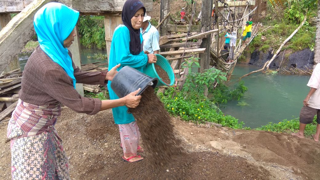 RelawanKampung's tweet photo. Gotong royong membangun jembatan di Desa Umbul Tanjung Kecamatan Cinangka Kabupaten Serang donasi PT Chandra Asri Petrochemical. https://t.co/evfGRoXawr