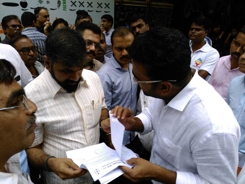 MumbaiNCP's tweet photo. #KamlaMills कंपाऊंड मधील बळी हे #BMC च्या भ्रष्ट कारभाराचे पाप असल्याची प्रतिक्रिया @NCPspeaks मुंबई अध्यक्ष @AhirsachinAhir यांनी दिली. या घटनेची सखोल चौकशी व्हावी, तसेच बळी पडलेल्या लोकांना जास्तीत जास्त मदत मिळावी, अशी मागणीही अहिर यांनी घटनास्थळी भेट दिल्यावर केली. @PTI_News https://t.co/TYFYJsomCj