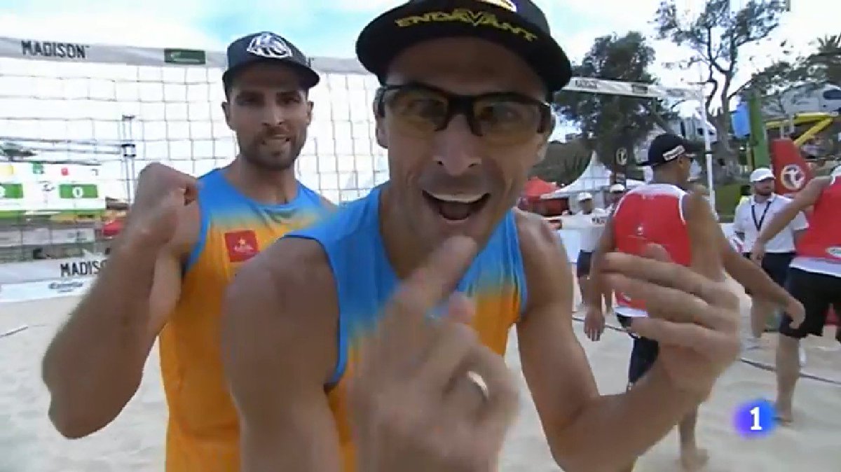 BeachVolleyMAD's tweet photo. A pocos días del año nuevo queremos recordar nuestro #Resumen2017
¡Disfruta toda la temporada a través de nuestro canal de Youtube con todas las finales y resúmenes de cada torneo del circuito
#MBVT2017 https://t.co/TGhKoZFZEZ