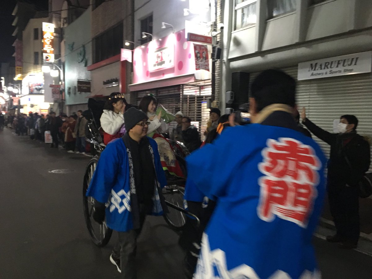 akamon_28cos's tweet photo. 【感謝】OS☆Uガチャイベント、ニッパチコスプレプレイベント、ニッパチライブからの
ニッパチ人力車(？)と色んなところで色んなイベントをやってました！まだ30日があるけど、さきやん、やすみん卒業おめでとう！紫と緑のサイリュウムがとても綺麗でした…#大野咲貴 #八角瑛子 #ニッパチコスプレ https://t.co/jnbjKRWuoi