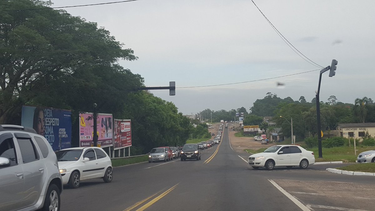 _PauloRocha's tweet photo. 7h50 #RS040 Viamão: Movimento está aumentando. Fila ainda pequena no cruzamento com a RS-118 @GauchaZH https://t.co/ggU20MI6KJ