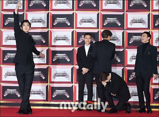 chanyeol being weird once again posing on the red carpet (2017)