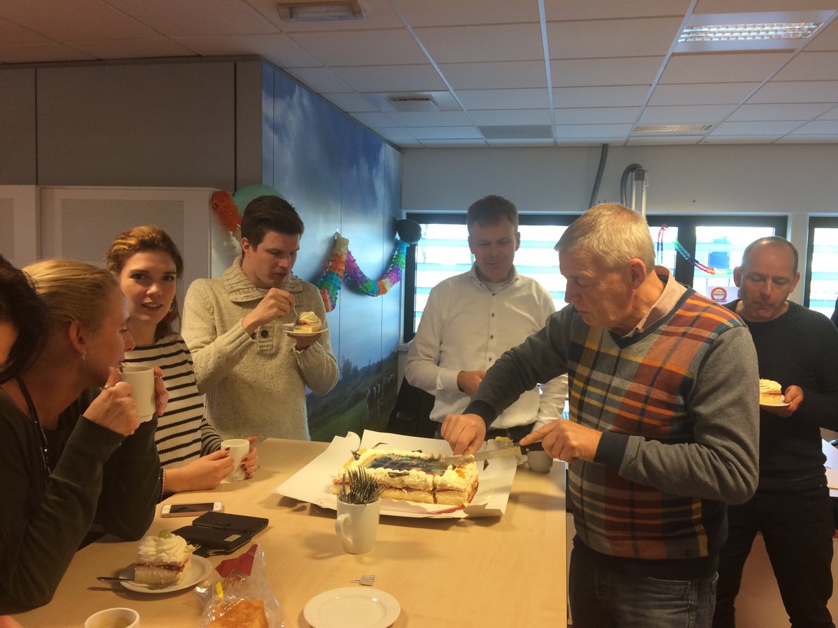 JanSytsma's tweet photo. Vanochtend afscheid genomen van Henk Maat. Vanuit de balie Bouwen &amp; Werken heeft hij de afgelopen jaren vele ondernemers in @tdiel begeleid bij de aanvraag omgevingsvergunning en bedrijfskavels.  Bedankt voor de fijne samenwerking. https://t.co/cjZE7beK4Q
